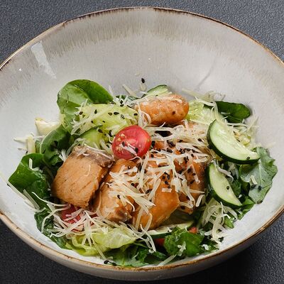 Теплый салат с лососемв Акватория по цене 940 ₽