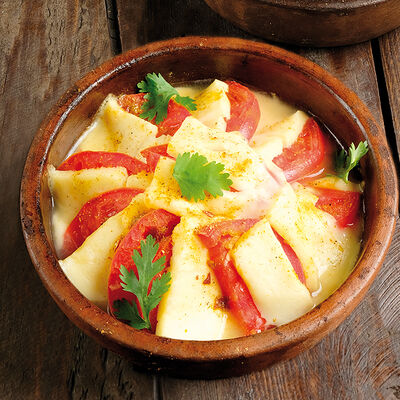 Запеченный сулугуни с помидорами на кеци в Гамарджоба по цене 590 ₽