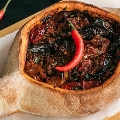 Хачапури по-аджарски с аджапсандали в Хачапуридзе по цене 570 ₽