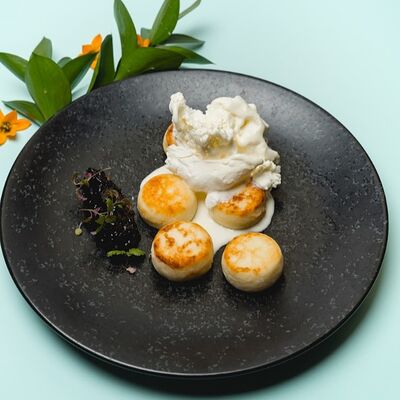 Домашние сырники со снегом из сгущенки со сметаной в Ангария по цене 557 ₽