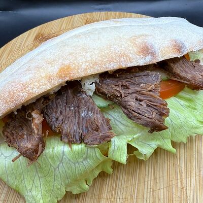 Шаурма в чиабатте с томленой говядинойв Крафт фуд по цене 290 ₽