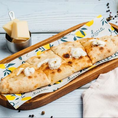 Кальцоне 5 сыровв Lucia osteria по цене 470 ₽