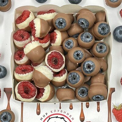 Малина и голубика в шоколаде S в Мир клубники в шоколаде по цене 3600 ₽