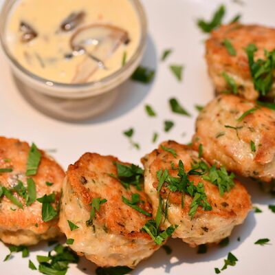 Куриные оладьи с грибным соусом в Сыроварня по цене 590 ₽