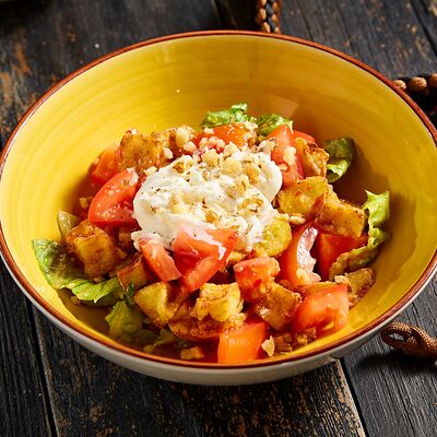 Салат овощной с сыром страчателла в ЕрмолаевЪ Охота и Рыбалка по цене 440 ₽