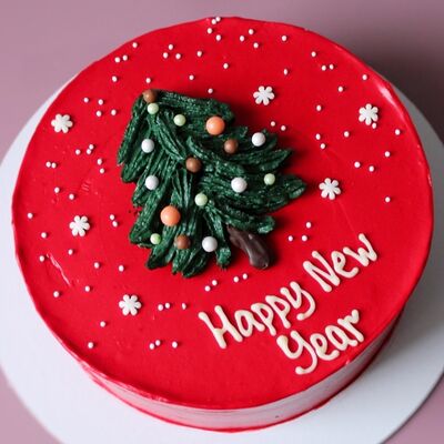 Торт на день рождения красный с елкой на Новый год и надписью Happy new yearв Miracle bakery по цене 3990 ₽