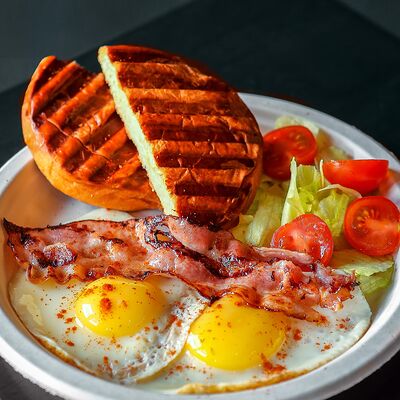 Яичница с беконом и тостом в Шейк бургер по цене 235 ₽