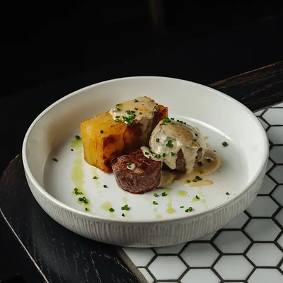 Медальоны из телятины с картофельным гратеном в Waterzooi по цене 1200 ₽