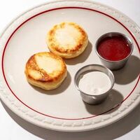 Сырники со сметаной и клубничным джемом в Semplice