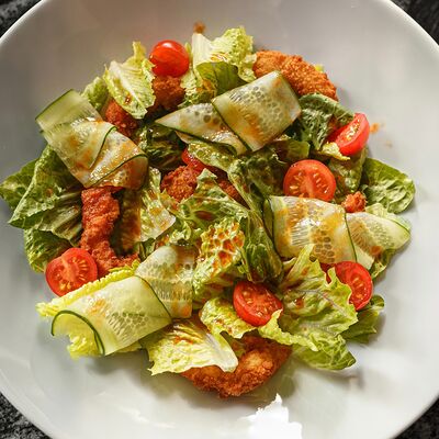 Салат с хрустящим кальмаромв Молодость по цене 520 ₽