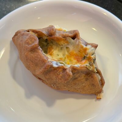 Ржаной пирожок с сыром и зеленью в Круассан Дорэ по цене 130 ₽