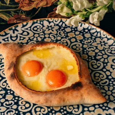 Хачапури Лодочка с яйцом на одного в Грузинскоебистро Каха по цене 604 ₽