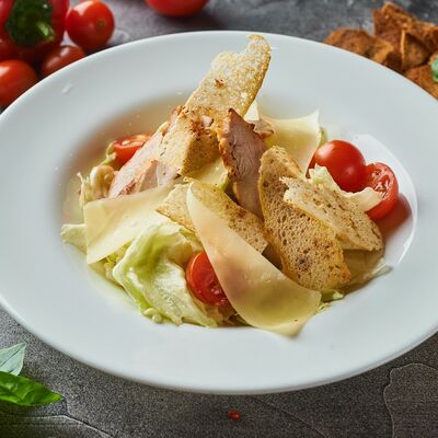 Цезарь с курицей в Ресторан Яуза по цене 780 ₽