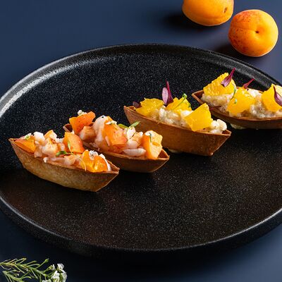 Дуэт тарталеток: с креветкой и хурмой, с гребешком и апельсином в Винология по цене 390 ₽