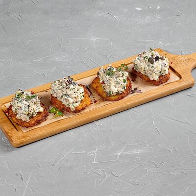 Тартар из копченой скумбрии с драниками в Корчма по цене 320