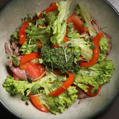 Салат с ростбифом, печеным перцем и соусом песто в Три Б по цене 840 ₽