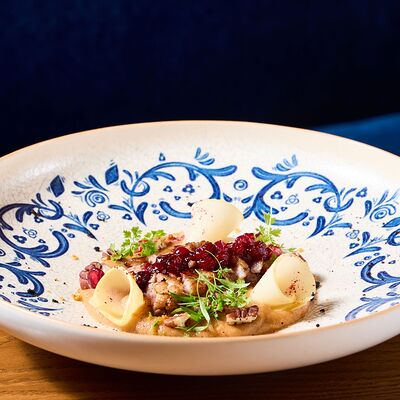 Утиная грудка с кремом из айвы и брусничным соусом в NANA Pirveli по цене 1025 ₽