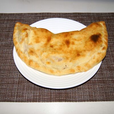 Кальцоне с ветчиной в Шашлыки & Пироги по цене 450 ₽