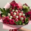 Букет из клубники в шоколаде и цветы в Любовь есть по цене 7000