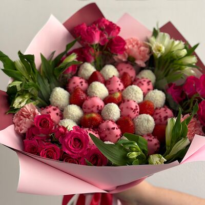 Букет из клубники в шоколаде и цветы в Любовь есть по цене 7000 ₽