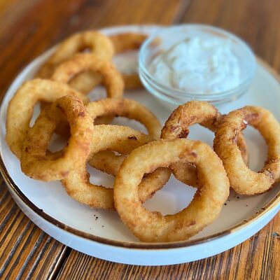 Луковые кольца с чесночным соусом в Акапулько по цене 420 ₽