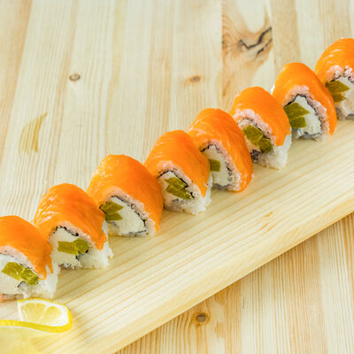 Фирменный ролл Филадельфия с такуаном в Вкусно Суши по цене 469