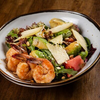 Салат с креветками в John Gilroys по цене 890 ₽