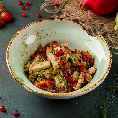 Салат с запеченными овощами и куриной грудкой в пряном соусев Дюшес по цене 650 ₽