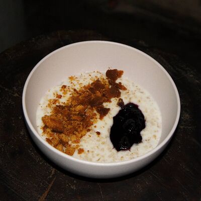 Овсяная каша с джемом из черники и медовым печеньем в Offshore по цене 250 ₽