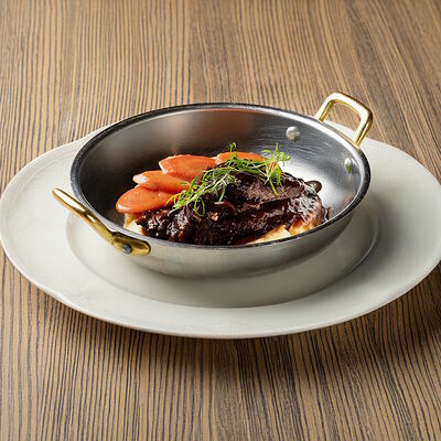 Говядина по-бургундски с картофельным пюре и соусом из портвейна и гвоздики в Онегин дача по цене 1320 ₽