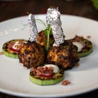 Голень куриная запеченная с кабачками и беконом в Темерницкий