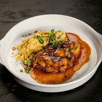 Бычий хвост с булгуром, вялеными томатами и белыми грибами в Камелот