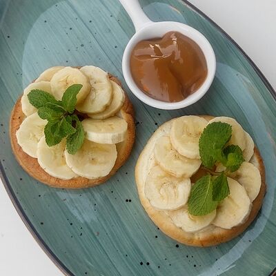 Хлопковые панкейки с карамелью и бананом в Breakfast по цене 290 ₽