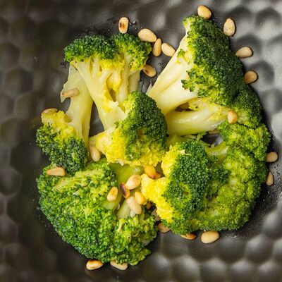 Брокколи с кедровыми орешками в Лаваш Town Красная по цене 360 ₽