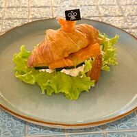 Круассан с сёмгой и сливочным сыром в Iris