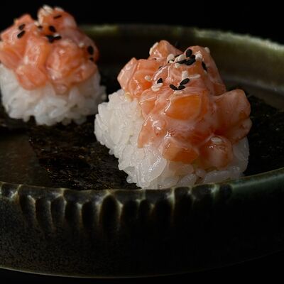 Открытый ролл с лососем в W - cocktails & food по цене 530 ₽