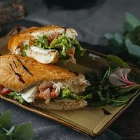 Сэндвич с курицей и беконом в Amato