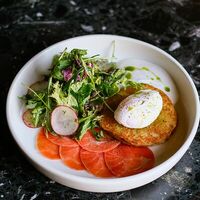 Драники с лососем, яйцом пашот и легким салатом в Nuahule