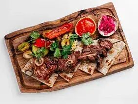 Шашлык из баранины с овощами гриль и картофелем 400гр в Тук тук took took по цене 1230 ₽