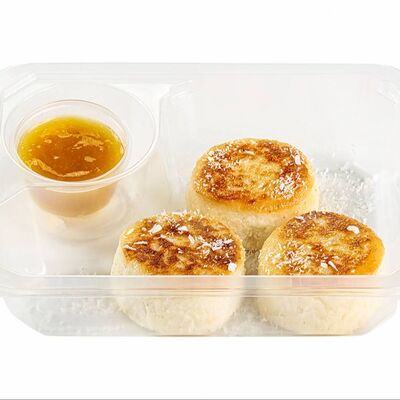 Творожные сырники с кокосовой стружкой и соусом из манго в CoffeeFact по цене 400 ₽