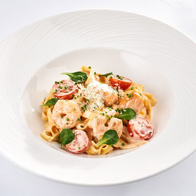 Тальятелле в сливочном соусе кимчи с лососем и креветками в Udcкафе Upside Down Cake по цене 770 ₽