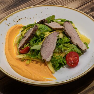 Салат с копченой уткой и морковным мусом в Ресторан Мангал по цене 550 ₽