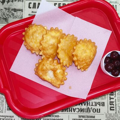 Чебурек Октябрята с вишней в Чебуречная Назад в СССР по цене 390 ₽