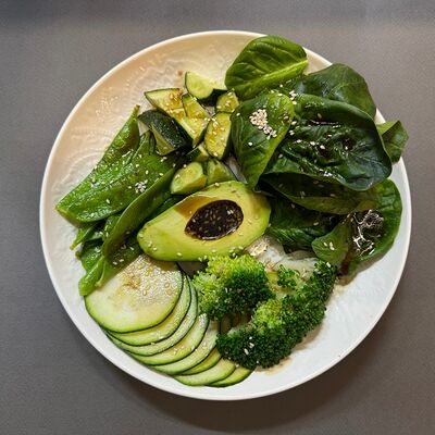 Зеленый салат с авокадо, шпинатом, огурцом и кунжутным соусом в АМА по цене 1100 ₽