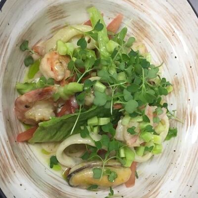 Салат с морепродуктами и копченым творожным сыром в Столица по цене 1250 ₽