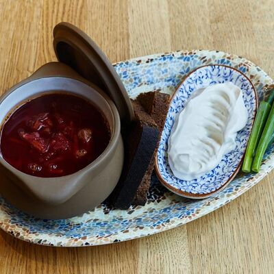 Борщ с говядиной в DVOR гриль-бистро по цене 540 ₽