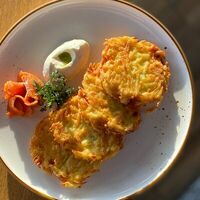 Домашние драники с малосольной неркой и сырным кремом в La vino