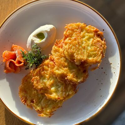 Домашние драники с малосольной неркой и сырным кремом в La vino по цене 690 ₽