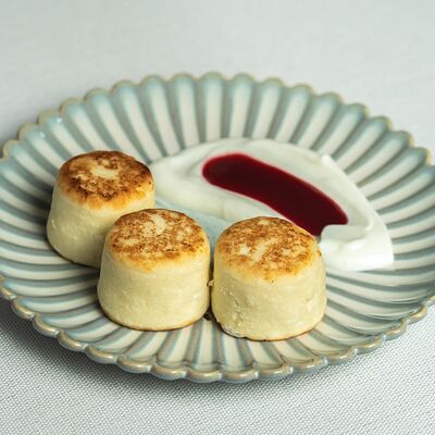 Сырники с йогуртом и малиновым соусом в KIZOKU по цене 490 ₽