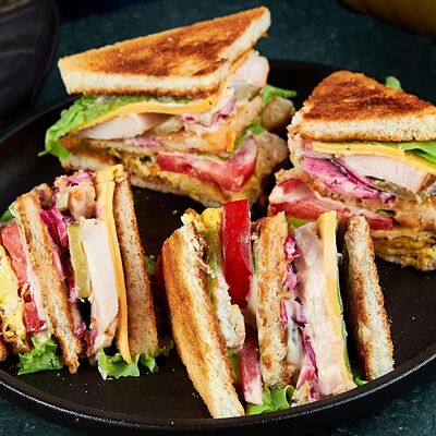 Сэндвич с копченой курицей в ЕрмолаевЪ Генштаб по цене 560 ₽